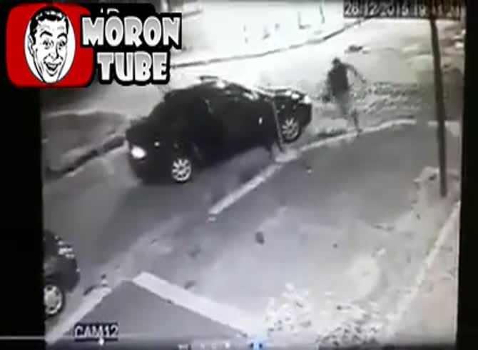 Video: A Brazilian cop thwarts six thieves
